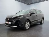 Le nouveau SUV Peugeot est garé dans une grande pièce.