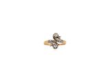 une image d'une bague en diamant sur laquelle est représenté un serpent sur le côté