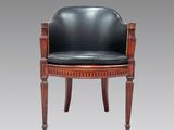 un fauteuil en cuir noir avec une structure et des pieds en bois