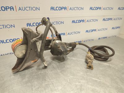 un gros plan d'un objet métallique posé sur une table, avec un tuyau