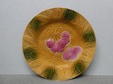 une assiette jaune ornée d'une fleur rose