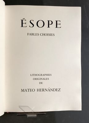 un livre ouvert, avec une couverture en noir et blanc, posé sur une table
