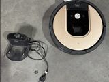un robot posé par terre à côté d'un chargeur
