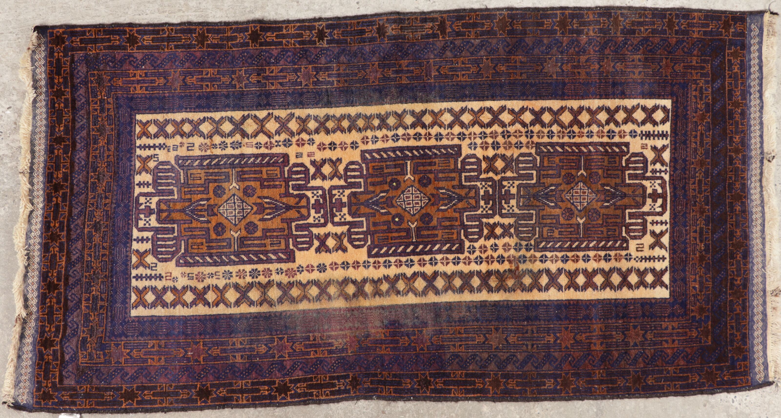 TURKMÉNISTAN (Asie Centrale). Tapis en laine noué main à décor géométrique polychrome. L_326 cm l_146 cm