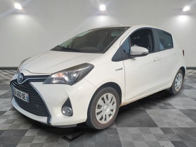 une photo d'une toyota yaris blanche garée sur un sol en damier