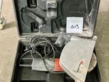 une caisse d'outils avec des outils à l'intérieur, posée sur le sol