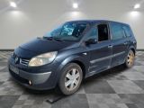la photo d'une petite camionnette bleue garée dans un garage