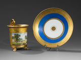 une image représentant une assiette bleue et blanche et une coupe dorée