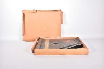 une boîte contenant un CD, posée sur une table