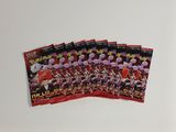 quatre paquets de cartes à collectionner pokemon sur une surface blanche