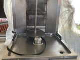 une machine posée sur une table dans une pièce