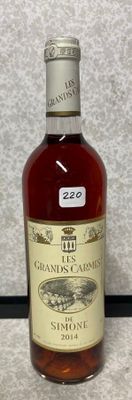 une bouteille d'alcool posée sur un comptoir à côté d'une bouteille de vin