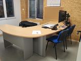 un bureau avec un ordinateur et une chaise dans la chambre