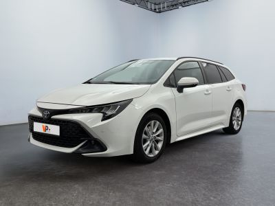 une Toyota Corollion blanche garée dans une pièce blanche