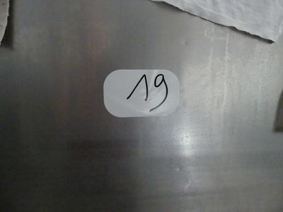 un autocollant portant l'inscription « 99 » sur le côté d'un réfrigérateur en acier inoxydable