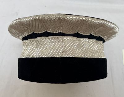 gros plan d'un chapeau sur la tête d'un mannequin