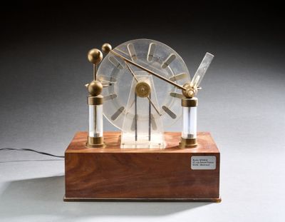 une horloge posée sur un socle en bois