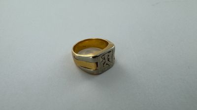gros plan d'une bague sur une table à fond blanc