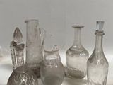 un grand nombre de bouteilles en verre posées sur une table