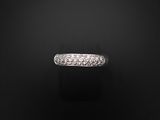 gros plan d'une bague en diamant sur fond noir