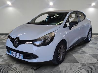 la voiture blanche est garée sur un sol en damier dans le garage