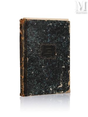 un vieux livre posé sur une surface blanche