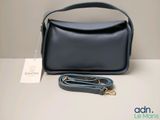 une image représentant un sac à main bleu muni d'une bandoulière et d'une étiquette