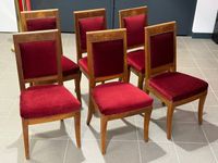 Six chaises en noyer blond, garniture de velours rouge.