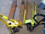 un grand nombre d'outils posés à même le sol
