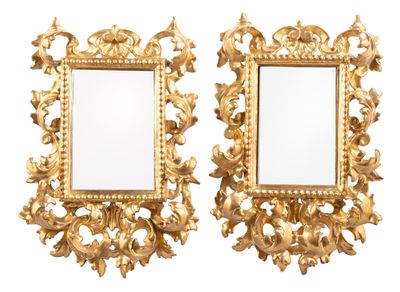 une paire de miroirs à cadre doré sur fond blanc