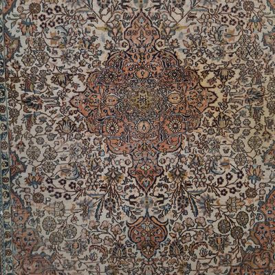 tapis persan antique à motif de médaillon sur fond beige