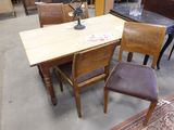 une table avec des chaises et une lampe posée dessus