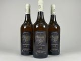 trois bouteilles de vin posées l'une à côté de l'autre sur une table