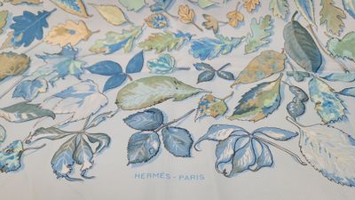 une photo d'une nappe sur laquelle se trouvent des feuilles