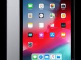 L'iPad Air est présenté avec sa face avant et son profil tournés vers l'extérieur, à l'opposé de l'appareil photo.