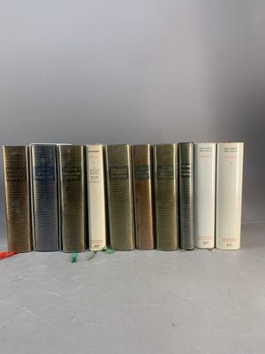 plusieurs livres sont alignés sur une surface blanche
