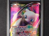 un gros plan d'une carte Pokémon sur laquelle figure un chat
