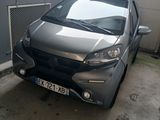 une petite voiture argentée garée dans un garage