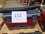 une boîte à outils rouge avec un tuyau noir, une boîte à outils rouge avec un tuyau noir et une boîte à outils rouge avec un tuyau noir