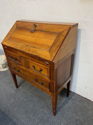 Commode scribanne en merisier ouvrant par deux tiroirs et un…