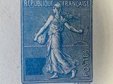 une image représentant un timbre sur lequel figure une femme tenant une raquette de tennis
