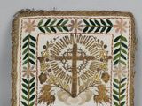 un gros plan sur un morceau de tissu orné d'une croix