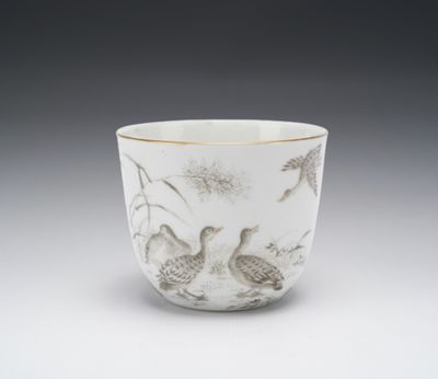 une image représentant une tasse blanche ornée d'oiseaux et de fleurs