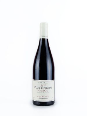 une bouteille de vin rouge posée sur une surface blanche