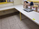 une table sur laquelle sont posées des boîtes, dans une pièce