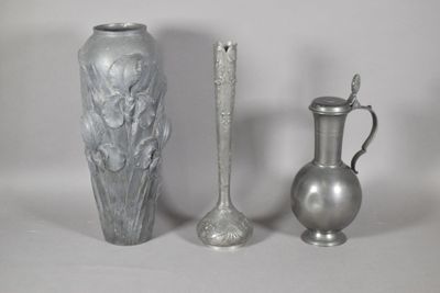 trois vases et un vase sur la table