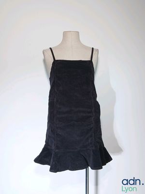 une robe noire sur un mannequin en vitrine