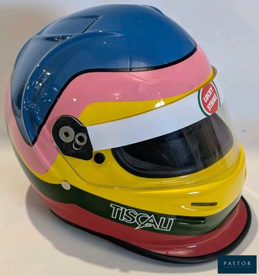 un casque posé sur une table