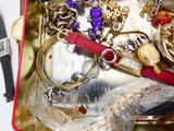 un écrin rouge contenant tout un tas de bijoux