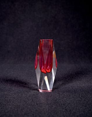 Flavio POLI (1900-1984). Soliflore en verre de couleur rose.
